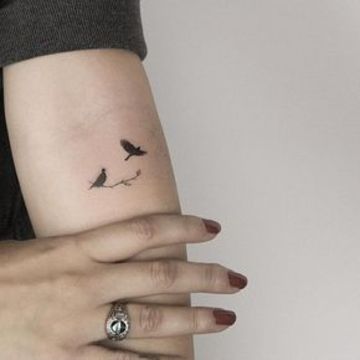 tatuajes de golondrinas volando en el brazo
