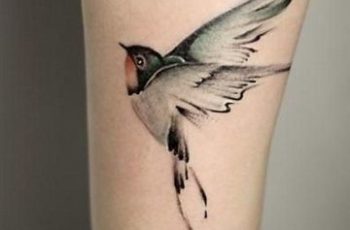 Simbolicos y conmemorativos tatuajes de golondrinas volando
