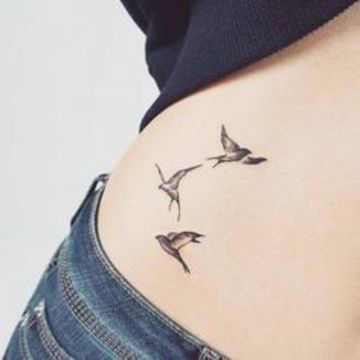 tatuajes de golondrinas volando para mujeres