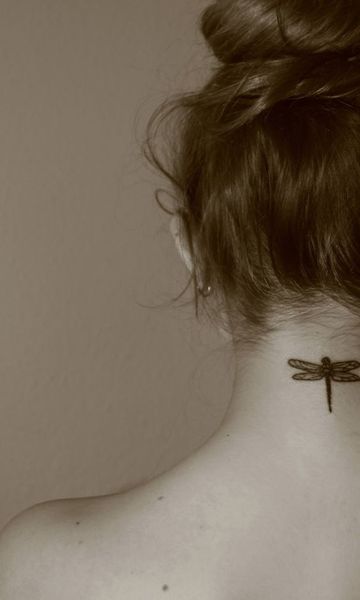 tatuajes de libelulas pequeñas en el cuello
