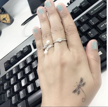 tatuajes de libelulas pequeñas en la mano