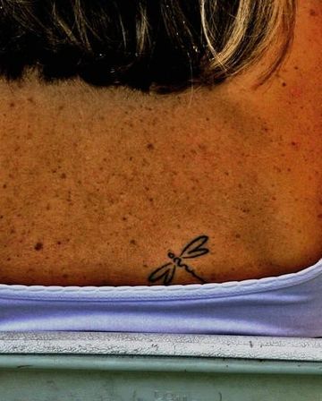 tatuajes de libelulas pequeñas mujer