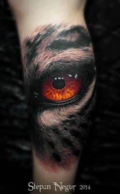 tatuajes de ojos de gato hombre