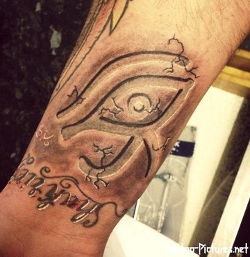 tatuajes de ojos egipcios en el brazo