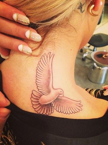 tatuajes de palomas para mujeres el cuello