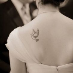 Delicados y hermosos tatuajes de palomas para mujeres