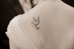 tatuajes de palomas para mujeres pequeño