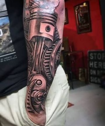 tatuajes de partes de motores brazo