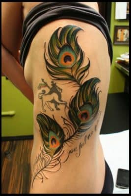 tatuajes de plumas de pavo real para mujer