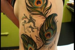 tatuajes de plumas de pavo real para mujer