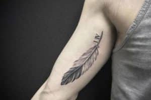 tatuajes de plumas para hombres con letras