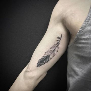 tatuajes de plumas para hombres con letras