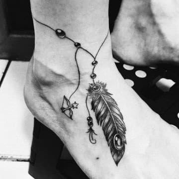 tatuajes de plumas para hombres en el pie