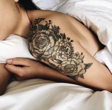 tatuajes de rosas blanco y negro en hombro