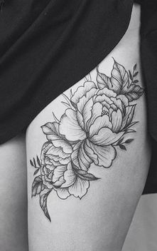 tatuajes de rosas blanco y negro en la pierna