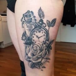 Grandes difuminados en tatuajes de rosas con reloj