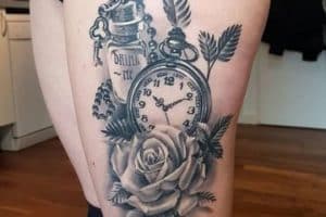tatuajes de rosas con reloj para piernas
