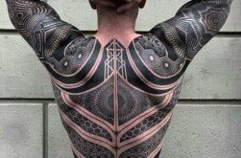 Extraordinarios tatuajes grandes en la espalda