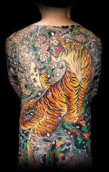 tatuajes grandes en la espalda hombre a color