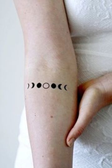 tatuajes pequeños para el brazo de lunas