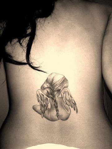 tatuajes de angeles para mujeres en la espalda
