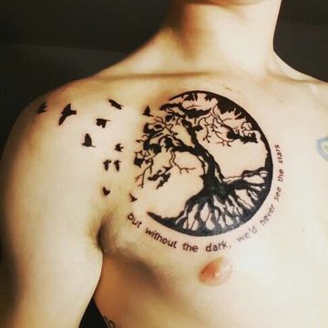 tatuajes de arboles con aves en el pecho