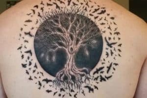 tatuajes de arboles con aves en la espalda