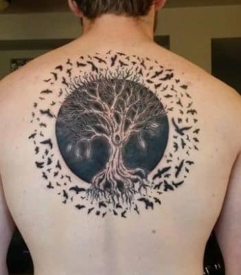 tatuajes de arboles con aves en la espalda