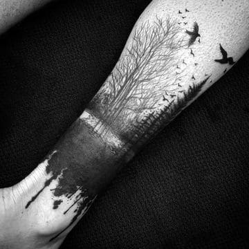 tatuajes de arboles con aves en la pierna