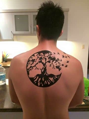 tatuajes de arboles con aves para hombres