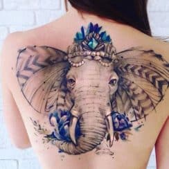 Grandes y coloridos tatuajes de elefantes para mujeres