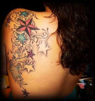 tatuajes de estrellas en el hombro a colores