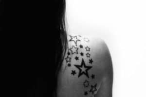 tatuajes de estrellas en el hombro mujeres