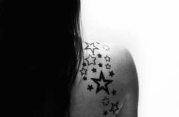 Clasicos bosquejos de tatuajes de estrellas en el hombro