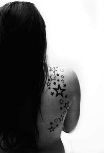 tatuajes de estrellas en el hombro mujeres