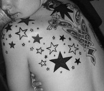 tatuajes de estrellas en el hombro y espalda