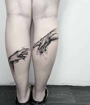 tatuajes de la mano de dios en ambas piernas