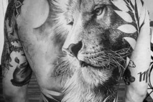 tatuajes de leon para hombres en la espalda