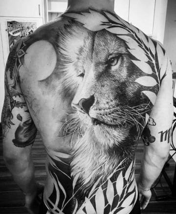 tatuajes de leon para hombres en la espalda