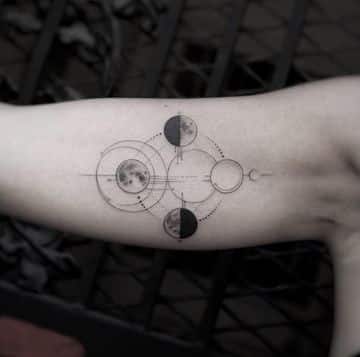 tatuajes de luna para hombres cerca de axila