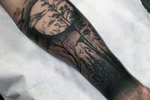 tatuajes de luna para hombres en el brazo
