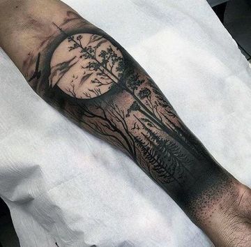 tatuajes de luna para hombres en el brazo