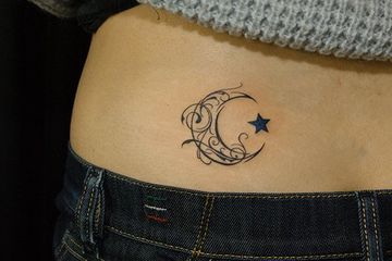 tatuajes de lunas para mujeres en el abdomen