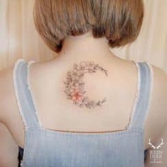 Sutiles y hermosos tatuajes de lunas para mujeres