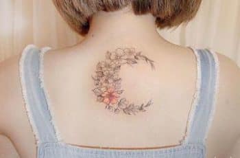 Sutiles y hermosos tatuajes de lunas para mujeres