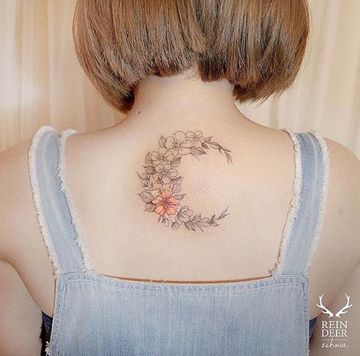 tatuajes de lunas para mujeres en la espalda