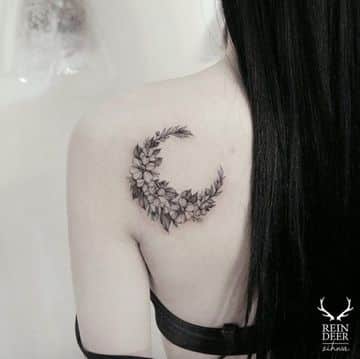 tatuajes de lunas para mujeres florales
