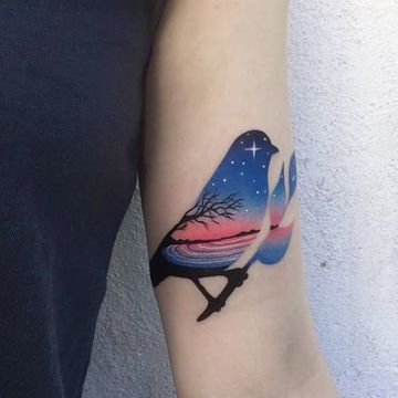 tatuajes de paisajes nocturnos en brazo