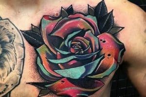 tatuajes de rosas para hombres en el pecho 1