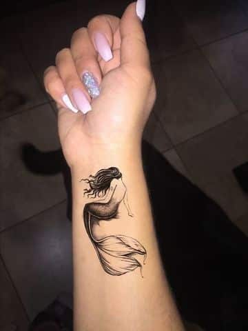 tatuajes de sirenas en el brazo bonitas